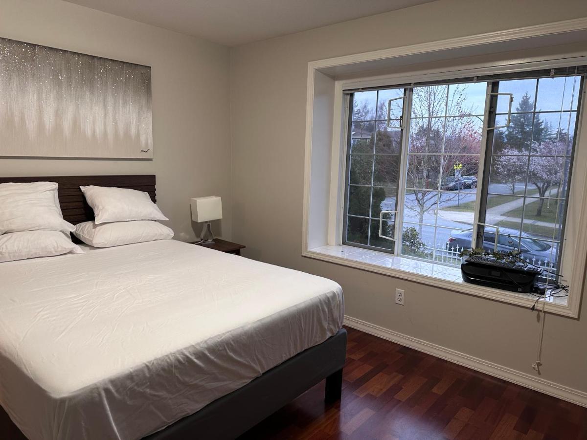 C And D Cozy Bedroom Vancouver Bagian luar foto